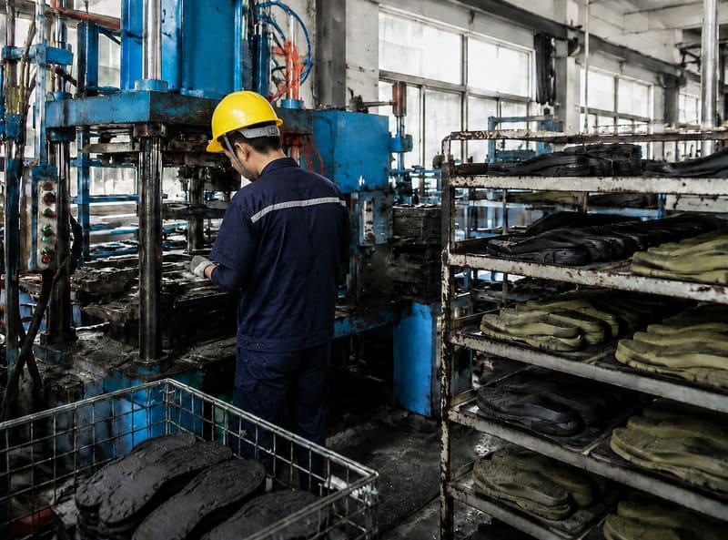 Sole workshop with PU injection molding equipment